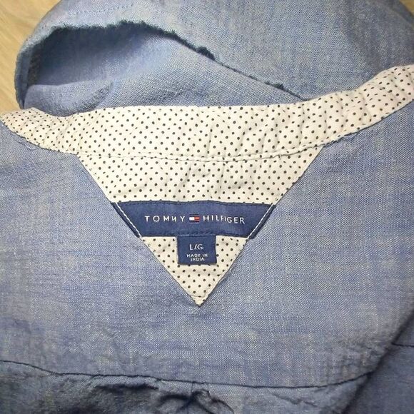 Tommy Hilfiger Blue Chambray Half Button Tab Sleeve Top Womens Size L - Picture 4 of 7